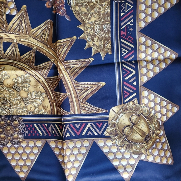 Hermès L'or Des Chefs/ The Gold of the Chiefs Silk Scarf - Picture 4 of 10